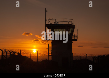 Sonnenuntergang hinter dem Wachturm Stockfoto