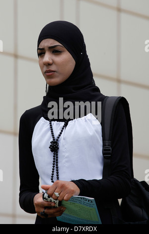 Ein israelischer Araber Student trug Tschador Kopfschmuck in Tel Aviv University, Israel Stockfoto