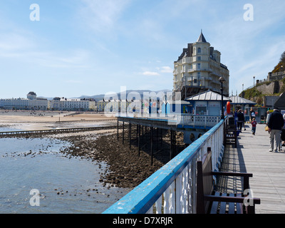 Blick vom Pier mit Grand Hotel gegenüber der Promenade in Llandudno Wales UK Stockfoto