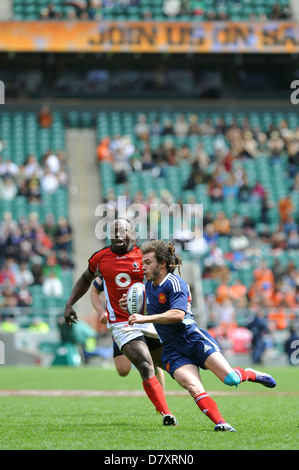 Terry Bouhraoua (Scrum-Hälfte, Frankreich) ausbricht zur Vermeidung von Nanyak Dala (Flanker und Kapitän, Kanada) heruntergekommen im Semi-Finale des Wettbewerbes HSBC Sevens World Series Rugby im Twickenham Stadium, London. Frankreich schlug Kanada von 28-14. Stockfoto