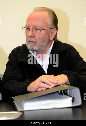 Die österreichische Beklagte Peter N. erscheint am Landgericht in Duisburg, Deutschland, 15. März 2013. Der Mann wird beschuldigt, versuchter Erpressung einer Supermarktkette. Foto: HENNING KAISER Stockfoto