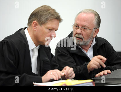 Der österreichische Beklagte Peter N. (R) und seinem Anwalt Hans Rheinardt erscheinen am Landgericht in Duisburg, Deutschland, 15. März 2013. Der Mann wird beschuldigt, versuchter Erpressung einer Supermarktkette. Foto: HENNING KAISER Stockfoto