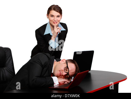 Die Sekretärin schweigt während ihrer müde Chef dösen vor seinem Notebook auf dem Tisch. Stockfoto