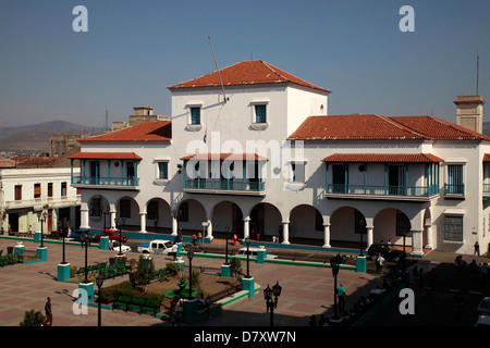 Blick über den zentralen Platz Parque Cespedes mit dem Rathaus in Santiago De Cuba, Kuba, Karibik Stockfoto