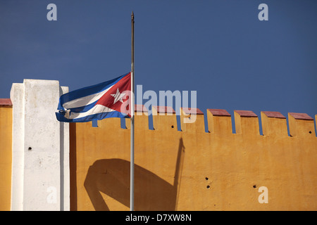 kubanische Flagge und Einschusslöcher auf die Moncada-Kaserne, Santiago De Cuba, Kuba, Karibik Stockfoto