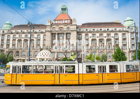 Budapest, Ungarn, Luxus, die älteste, Gellert Hotel, Wellness-Bäder Komplex gebaut 1927 Therme & Schwimmbäder Straßenbahn Straßenbahn Stockfoto