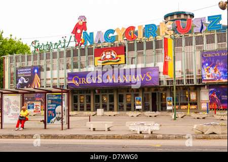 Budapest Ungarn Varoliget Bezirk Held Millenniums Square Fovarosi Nagycirkusz Circus Maximus Wartehalle Stockfoto