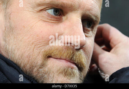 Datei - Datei Foto datiert 4. März 2009 zeigt Werder Trainer Thomas Schaaf im DFB-Pokal-match zwischen VfL Wolfsburg und Werder Bremen in Wolfsburg, Deutschland. Nach SV Werder Bremen am 15. Mai 2013 wird Cheftrainer Thomas Schaaf der Fußballclub mit sofortiger Wirkung verlassen. Foto: PETER STEFFEN Stockfoto