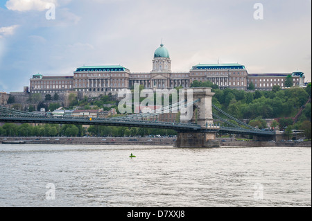 Budapest Ungarn der Königliche Palast über der Donau mit Chain Bridge Szechenyi Lanchid panorama Suspension Stockfoto
