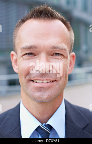 Porträt eines lächelnden lukratives Geschäft vor seinem Büro Stockfoto