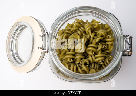 Glas mit Spinat Fusilli Nudeln Stockfoto