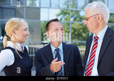 Gruppe von glücklich Geschäftsleute mit einem Treffen außerhalb Stockfoto