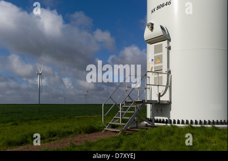 Base Tür und Leiter der Windturbine, Normandie, Frankreich Stockfoto