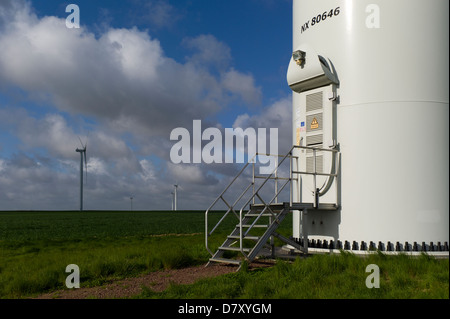 Base Tür und Leiter der Windturbine, Normandie, Frankreich Stockfoto