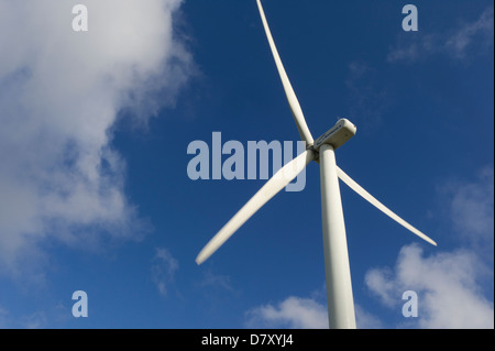 Wind-Turbinenschaufeln gegen blauen Himmel und Wolken Stockfoto