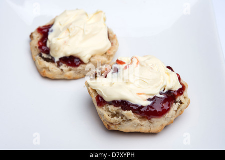 Obst-Scones mit Clotted Cream und Erdbeermarmelade Stockfoto