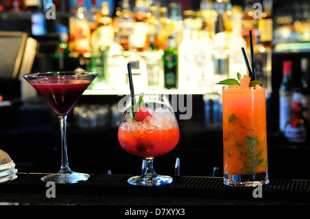 Drei Cocktails in einer Bar am L'Atelier de Joel Robuchon, Covent Garden, London, UK Stockfoto