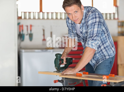 Mann arbeitet in Werkstatt Stockfoto