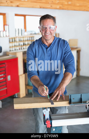 Mann arbeitet in Werkstatt Stockfoto