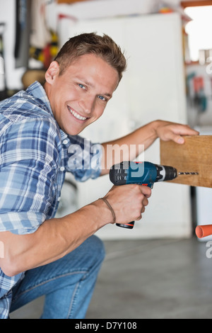 Mann arbeitet in Werkstatt Stockfoto