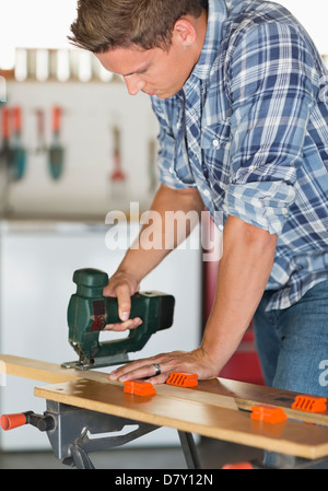 Mann arbeitet in Werkstatt Stockfoto