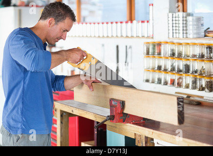 Mann arbeitet in Werkstatt Stockfoto