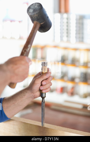 Mann arbeitet in Werkstatt Stockfoto