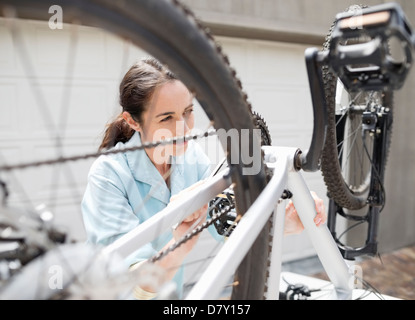 Frau, die mit dem Fahrrad in Einfahrt Stockfoto