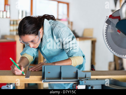 Frau in Werkstatt Stockfoto