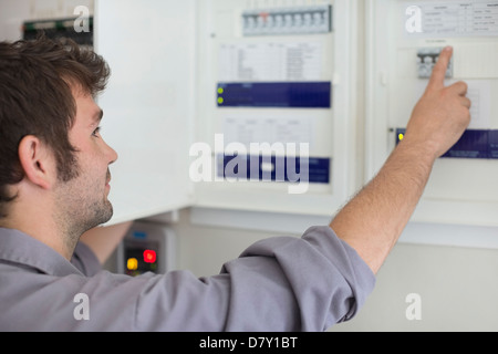 Elektriker Prüfung Systemsteuerung Stockfoto