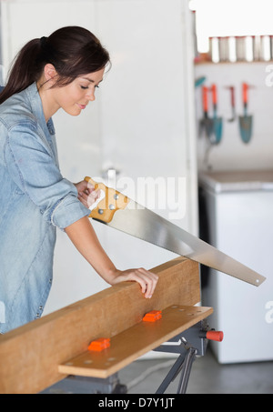 Frau in Werkstatt Stockfoto