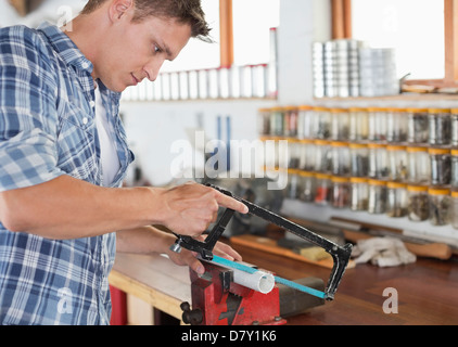 Mann arbeitet in Werkstatt Stockfoto