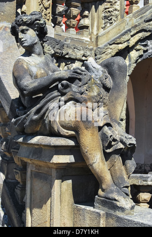 Eine Statue der Hauptfassade des Schlosses Troja, Prag Stockfoto