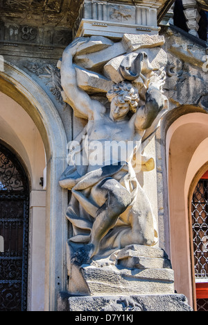 Eine Statue der Hauptfassade des Schlosses Troja, Prag Stockfoto