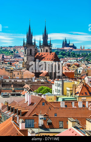 Stadtbild von Prag, ist die St.-Veits-Kathedrale in der Ferne sichtbar Stockfoto