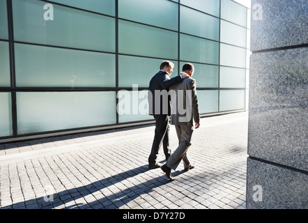 Unternehmer sprechen über Stadt Straße Stockfoto