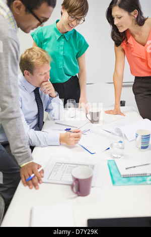 Business-Leute reden in treffen Stockfoto