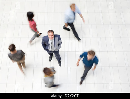 Geschäftsmann in geschäftiges Büro Flur stehen Stockfoto