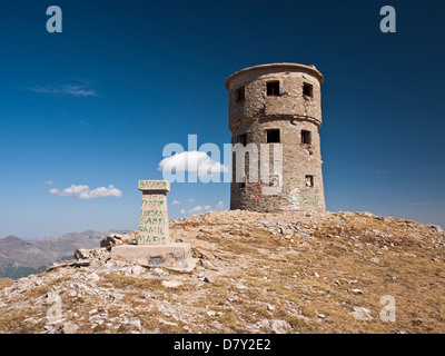 Gipfel-Wachturm und trigonometrischen Punkt auf Titov Vrv (2747m), der höchste Gipfel im Sar Planina, Mazedonien Stockfoto