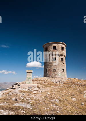 Gipfel-Wachturm und trigonometrischen Punkt auf Titov Vrv (2747m), der höchste Gipfel im Sar Planina, Mazedonien Stockfoto