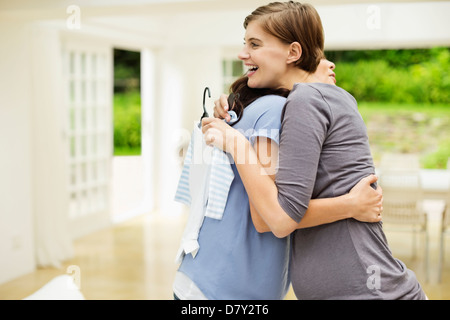 Schwangere Frau mit Baby-Dusche Stockfoto