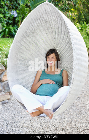 Schwangere Frau entspannen im freien Stockfoto