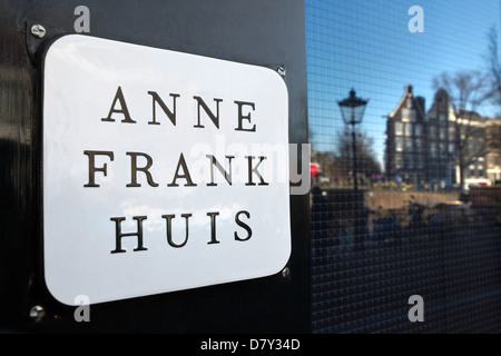 Namensplakette an Wand und Reflexionen im Fenster des Anne Frank House, Prinsengracht, Amsterdam, Niederlande Stockfoto