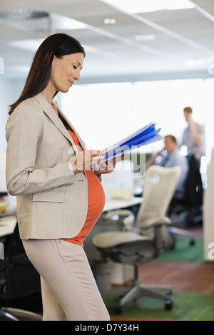 Schwanger Geschäftsfrau, die im Büro arbeiten Stockfoto