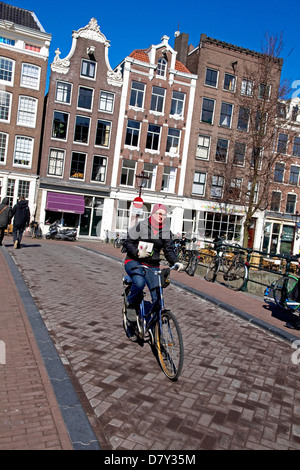 Radfahrer auf der Brücke über die Prinsengracht Kanal Grachtengordel-West, Jordaan, zentrale Amsterdam, Niederlande Stockfoto