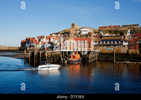 Whitby Hafen und Rettungsboot RNLI Station im Winter Norden Yorkshire England UK Vereinigtes Königreich GB Großbritannien Stockfoto