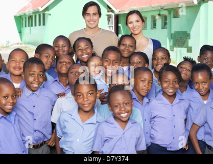 Schüler und Lehrer, die lächelnd im freien Stockfoto