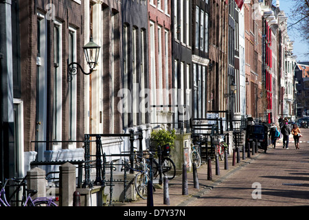 Gebäude und Menschen auf der Keizersgracht, Grachtengordel-West, Jordaan, zentrale Amsterdam, Niederlande (Winter/Frühling) Stockfoto