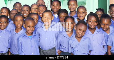 Studenten, die lächelnd zusammen im Klassenzimmer Stockfoto