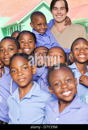 Schüler und Lehrer, die lächelnd im freien Stockfoto